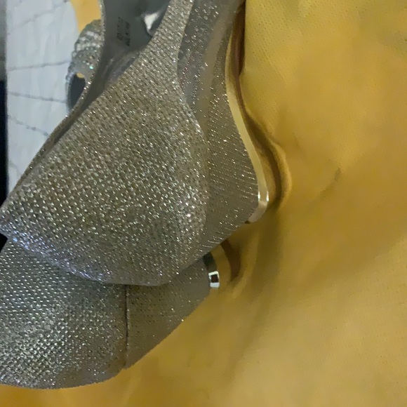 Silver color evening shoes size 39 worn once . - Picture 2 of 4
